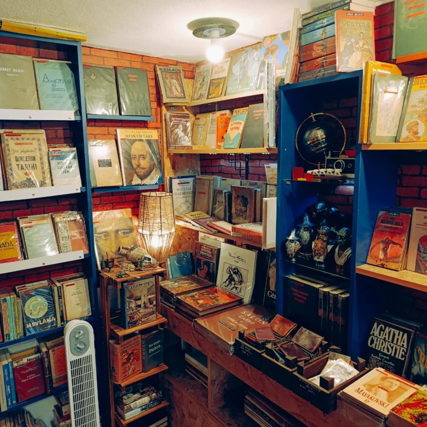 Koze Store içeriden, renkli raflar
