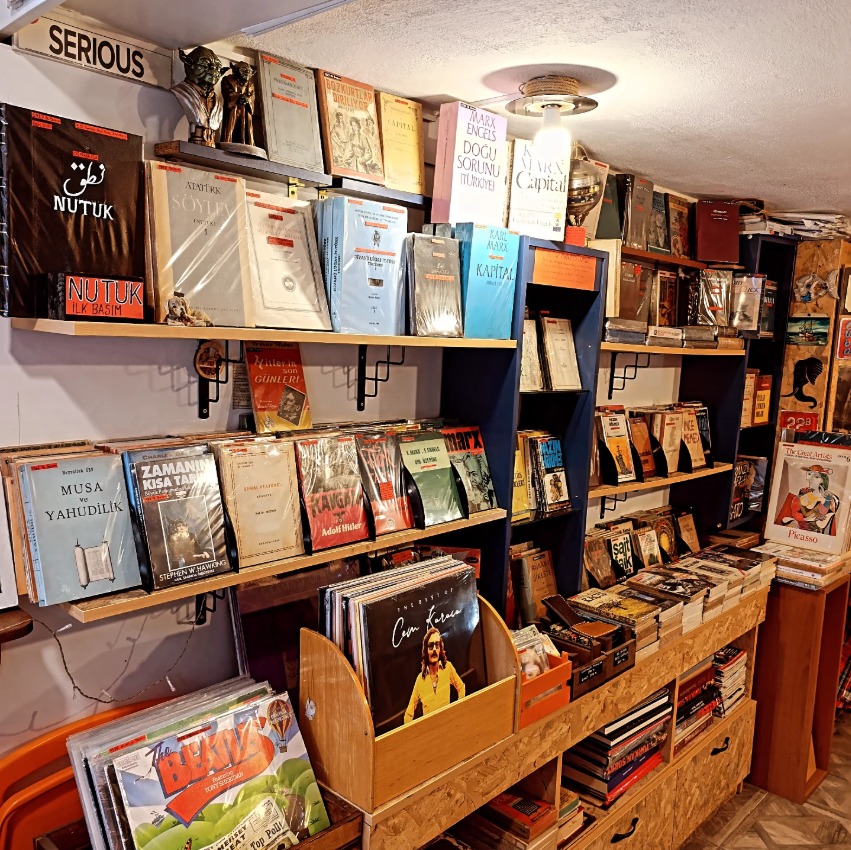 Koze Store plak ve kitap rafları